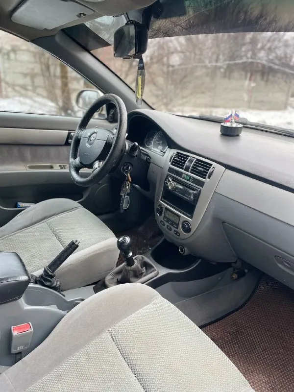 ⚡продам chevrolet lacetti 2007г. в 1.6 ⚡ ❗ цена 445.000тыс. руб (торг)❗ продам простой неприхотливый и надёжный автомобиль с лучшим 1.6(109л. с) мотором в линейке(не путайте с 1.4) достаточно динамичный и резвый, на механической коробке передач. автомобиль в хорошем состоянии, простой в ремонте, неприхотливый и надёжный при эксплуатации. приятный расход бензина 8л. /100км. никогда не подводил и не создавал проблем. за время эксплуатации не жалел средств и времени, обслуживал всегда вовремя. много чего поменял и сделал, автомобиль полностью обслужен. двигатель в отличном состоянии не дымит, масло не кушает, работает ровно, (масла, фильтра, жидкости, помпа, грм, ролики заменены 8тыс. км назад) коробка 5-ти ступка не выбивает, все передачи включаются нормально, дно в идеальном состоянии по порогам есть небольшие косяки не критично, на это будет торг. кузов без дтп, все стекла родные. цена 💰445тыс. руб торг осмотр:г. макеевка +79493630433 - фотография - 6