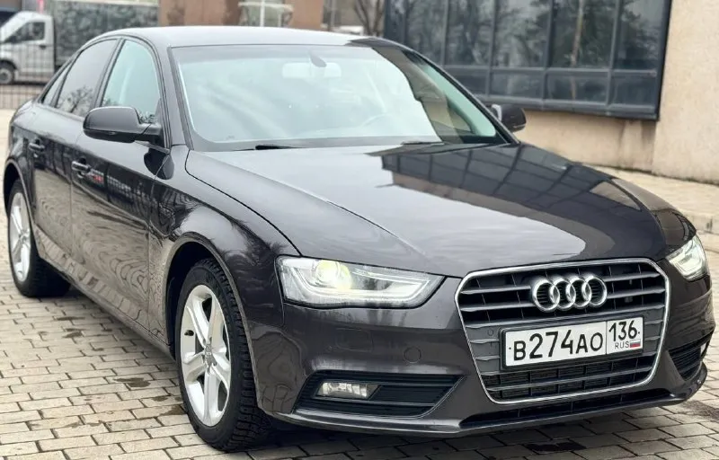 Продам автомобиль audi a4 рестайлинг в кузове b8 1.8л tfsi пробег - 105.000км родной!готов на любые проверки! кузов прекрасном состоянии!за все время эксплуатации по факту один один собственник, ездил дедушка!2 ключа, сервисные книжки двигатель работает идеально, не дымит, не троит, турбина дует отлично! коробка переключает идеально, без пинков и задержек! ходовая часть как у нового авто! вложений не требует от слова совсем!! резина зима новая (шипованная) на заводских дисках! комплектация, есть все для комфортной езды! электрика работает в штатном режиме, все мелочи. салон в отличном состоянии. по документам полный порядок, учет рф переоформление без проблем или дк на все другие ваши вопросы отвечу по телефону. номер:+79490763198 номер:+79498228009 цена:1.400.000 (торг реальному покупателю) г. макеевка - фотография - 2