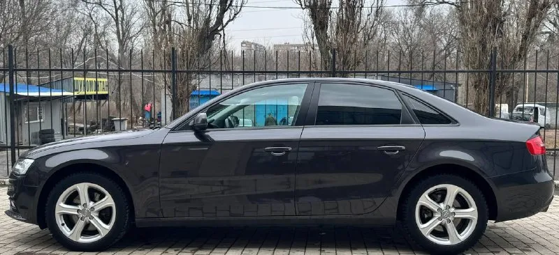 Продам автомобиль audi a4 рестайлинг в кузове b8 1.8л tfsi пробег - 105.000км родной!готов на любые проверки! кузов прекрасном состоянии!за все время эксплуатации по факту один один собственник, ездил дедушка!2 ключа, сервисные книжки двигатель работает идеально, не дымит, не троит, турбина дует отлично! коробка переключает идеально, без пинков и задержек! ходовая часть как у нового авто! вложений не требует от слова совсем!! резина зима новая (шипованная) на заводских дисках! комплектация, есть все для комфортной езды! электрика работает в штатном режиме, все мелочи. салон в отличном состоянии. по документам полный порядок, учет рф переоформление без проблем или дк на все другие ваши вопросы отвечу по телефону. номер:+79490763198 номер:+79498228009 цена:1.400.000 (торг реальному покупателю) г. макеевка - фотография - 7