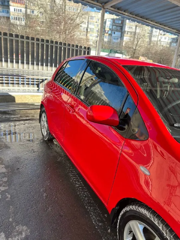 Продам tayota yaris 2008 г объем 1.4 пробег 152 000 тысячи, оригинального пробега, не крученый 2й владелец, по рф 1й, машина была куплена первым владельцем в автосалоне в донецке коробка полноценный автомат, не робот по кузову есть незначительные косяки которые спокойно убираются не гнилая, ржавчины нет мотор без нареканий, ходовая, коробка новая зимняя резина модельные чехлы, салон в хорошем состоянии цена 700 тысяч, торг донецк телефон +79493176543 - фотография - 4