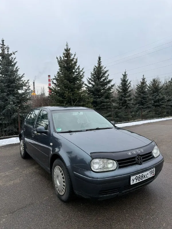 Продам volkswagen golf 4 2003 года выпуска. двигатель: 1.6 бензин. коробка: механика. пробег: 260.667 (родной) автомобиль в хорошем состоянии по кузову и по технической части. привозился сюда с германии в 2020 году, с тех пор один собственник. двигатель 1.6 атмосферник, не путать с 1.4. тянет как положено, расхода масла, дыма нету. масло 5/40, замена каждые 5-7 тысяч. новая подушка, новый грм, помпа, термостат. масло только поменяно. по коробке без нареканий, хрустов вылетов нету. ходовка так же перебиралась по весне прошлого года. технически авто полностью без вложений. ошибок на приборке нету. стекла все родные включая лобовое, без трещин и сколов. низа дверей, арки, пороги, дно без ржавчины!!! по комплектации, климат, 4 стеклоподъемника, abs, esp, гидроусилитель руля, подогрев заднего стекла, фары с туманками внутри. юбилейная приборка. по салону тоже все целое, перешитый потолок не так давно. переоформление без проблем, уже стоит на 180-м регионе. цена 515.000 торг осмотр макеевка. +79490943554 - фотография - 2