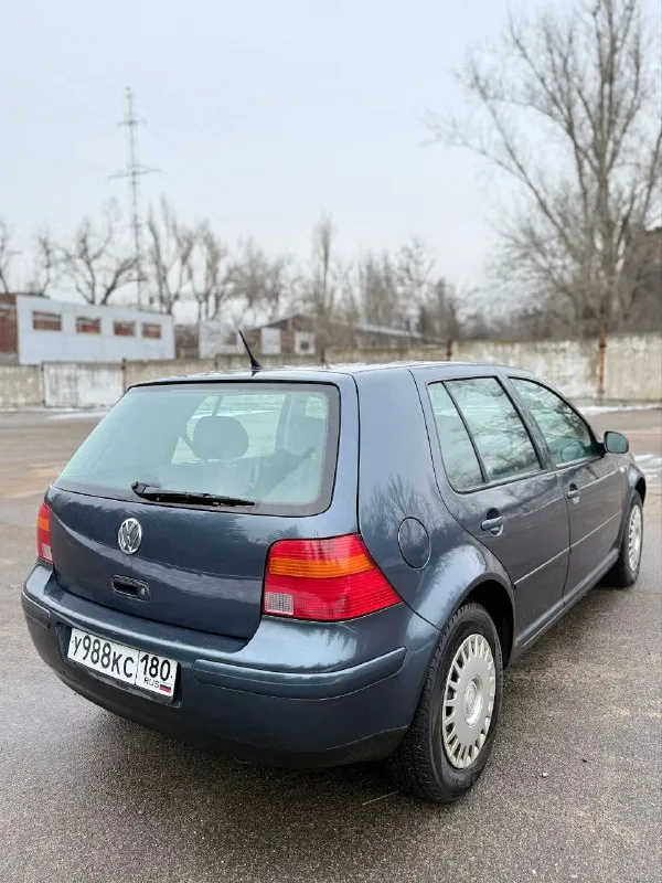 Продам volkswagen golf 4 2003 года выпуска. двигатель: 1.6 бензин. коробка: механика. пробег: 260.667 (родной) автомобиль в хорошем состоянии по кузову и по технической части. привозился сюда с германии в 2020 году, с тех пор один собственник. двигатель 1.6 атмосферник, не путать с 1.4. тянет как положено, расхода масла, дыма нету. масло 5/40, замена каждые 5-7 тысяч. новая подушка, новый грм, помпа, термостат. масло только поменяно. по коробке без нареканий, хрустов вылетов нету. ходовка так же перебиралась по весне прошлого года. технически авто полностью без вложений. ошибок на приборке нету. стекла все родные включая лобовое, без трещин и сколов. низа дверей, арки, пороги, дно без ржавчины!!! по комплектации, климат, 4 стеклоподъемника, abs, esp, гидроусилитель руля, подогрев заднего стекла, фары с туманками внутри. юбилейная приборка. по салону тоже все целое, перешитый потолок не так давно. переоформление без проблем, уже стоит на 180-м регионе. цена 515.000 торг осмотр макеевка. +79490943554 - фотография - 3