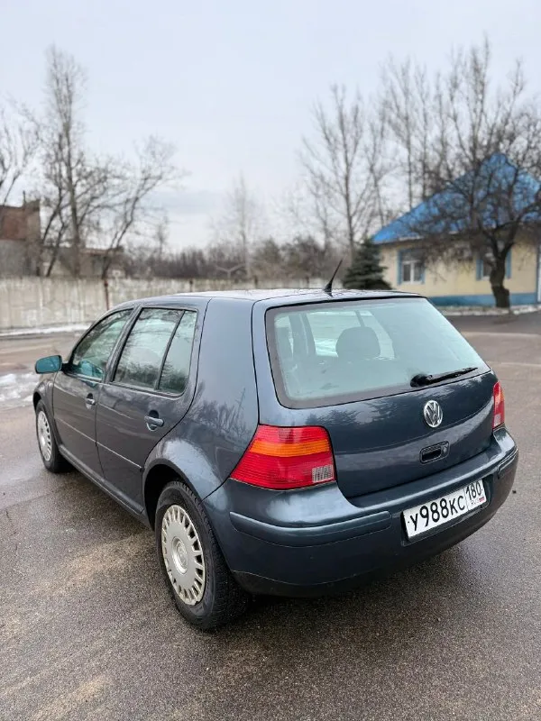 Продам volkswagen golf 4 2003 года выпуска. двигатель: 1.6 бензин. коробка: механика. пробег: 260.667 (родной) автомобиль в хорошем состоянии по кузову и по технической части. привозился сюда с германии в 2020 году, с тех пор один собственник. двигатель 1.6 атмосферник, не путать с 1.4. тянет как положено, расхода масла, дыма нету. масло 5/40, замена каждые 5-7 тысяч. новая подушка, новый грм, помпа, термостат. масло только поменяно. по коробке без нареканий, хрустов вылетов нету. ходовка так же перебиралась по весне прошлого года. технически авто полностью без вложений. ошибок на приборке нету. стекла все родные включая лобовое, без трещин и сколов. низа дверей, арки, пороги, дно без ржавчины!!! по комплектации, климат, 4 стеклоподъемника, abs, esp, гидроусилитель руля, подогрев заднего стекла, фары с туманками внутри. юбилейная приборка. по салону тоже все целое, перешитый потолок не так давно. переоформление без проблем, уже стоит на 180-м регионе. цена 515.000 торг осмотр макеевка. +79490943554 - фотография - 4