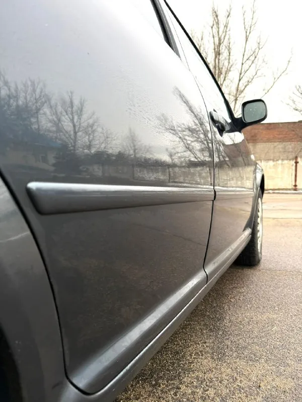 Продам volkswagen golf 4 2003 года выпуска. двигатель: 1.6 бензин. коробка: механика. пробег: 260.667 (родной) автомобиль в хорошем состоянии по кузову и по технической части. привозился сюда с германии в 2020 году, с тех пор один собственник. двигатель 1.6 атмосферник, не путать с 1.4. тянет как положено, расхода масла, дыма нету. масло 5/40, замена каждые 5-7 тысяч. новая подушка, новый грм, помпа, термостат. масло только поменяно. по коробке без нареканий, хрустов вылетов нету. ходовка так же перебиралась по весне прошлого года. технически авто полностью без вложений. ошибок на приборке нету. стекла все родные включая лобовое, без трещин и сколов. низа дверей, арки, пороги, дно без ржавчины!!! по комплектации, климат, 4 стеклоподъемника, abs, esp, гидроусилитель руля, подогрев заднего стекла, фары с туманками внутри. юбилейная приборка. по салону тоже все целое, перешитый потолок не так давно. переоформление без проблем, уже стоит на 180-м регионе. цена 515.000 торг осмотр макеевка. +79490943554 - фотография - 5