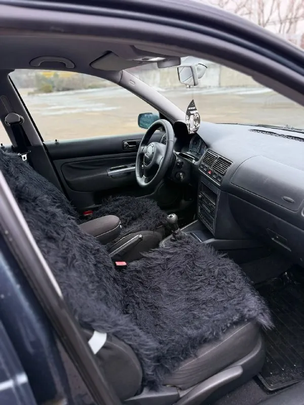 Продам volkswagen golf 4 2003 года выпуска. двигатель: 1.6 бензин. коробка: механика. пробег: 260.667 (родной) автомобиль в хорошем состоянии по кузову и по технической части. привозился сюда с германии в 2020 году, с тех пор один собственник. двигатель 1.6 атмосферник, не путать с 1.4. тянет как положено, расхода масла, дыма нету. масло 5/40, замена каждые 5-7 тысяч. новая подушка, новый грм, помпа, термостат. масло только поменяно. по коробке без нареканий, хрустов вылетов нету. ходовка так же перебиралась по весне прошлого года. технически авто полностью без вложений. ошибок на приборке нету. стекла все родные включая лобовое, без трещин и сколов. низа дверей, арки, пороги, дно без ржавчины!!! по комплектации, климат, 4 стеклоподъемника, abs, esp, гидроусилитель руля, подогрев заднего стекла, фары с туманками внутри. юбилейная приборка. по салону тоже все целое, перешитый потолок не так давно. переоформление без проблем, уже стоит на 180-м регионе. цена 515.000 торг осмотр макеевка. +79490943554 - фотография - 6