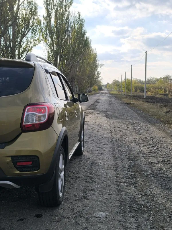 Продам авто renault sandero stepway 2. 2017 год на автомате 1.6 бензин пробег 156000 км 2 владельца ничего не снималось, не крутилось. по состоянию на отлично, мотор и коробка обслужены. 2 ключа. новая зимняя резина. по комплектации: автозапуск, подогрев сидений, зеркал, ловобое, заднее стекло. климат-контроль. круиз-контроль. парктроники зад. можно выставить ограничение скорости. большая мультимедиа с навигацией, bluetooth, aux, usb, radio. туманки. мультируль. полный электропакет. максимальная комплектация данной модели. цена:1.000.000 торг +79493700194 📞 звоните: +7(949)3700194 - фотография - 7