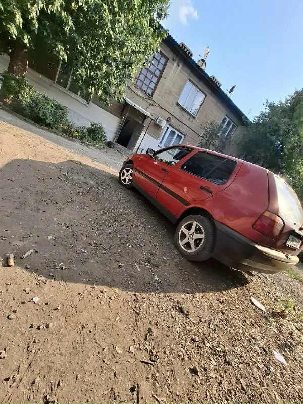 Продам volkswagen гольф 3 снята с учёта без документов продажа без титанов 75 000 с титанами новая зимняя резина 100 000 торг у копота +79494562513 📞 звоните: +7(949)4562513 - фотография - 1