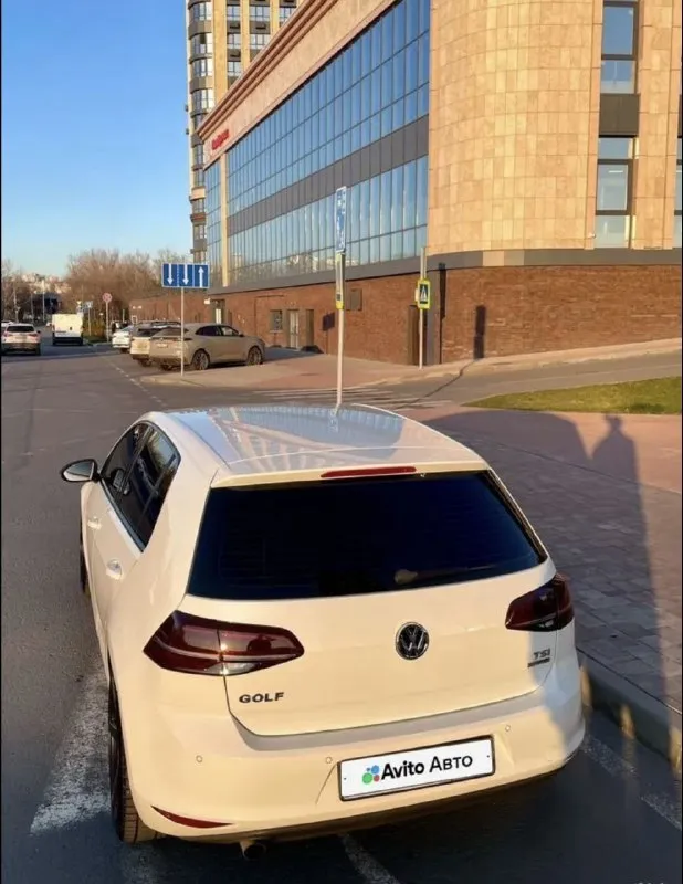 В продаже volkswagen golf 7 tsi 2014 79597021496 тг цена 1.4 млн 🍋 +79597021496 1.2 tsi мотор 110 л по факту больше 140-150 stage 1 3 владельца родной пробег 240 тыс сборка германия система start-stop система autohold парктроники по кругу омыватель фар датчик дождя электрический ручник двухзонный климат-контроль колеса r18 свежая резина. потолок "алькантара" удалён катализатор, установлен пламегаситель, машина прошита. расход по городу с всегда включенным климат-контролем не больше 8л, по трассе 6л. по технической части никаких нареканий свежая резина зима на r18 дисках управляемый выхлоп все стекла кроме лобового оригинал. сухой, без следов запотеваний и течей, подкапотное пространство в отличном состоянии. рулевое управление без люфтов, машина едет плавно. стоит контрактная турбина от 140 сильного golf коробка в отличном состоянии, обслуженная(недавно заменили сцепление и обслужили полностью коробку ходовая в хоро 📲 tg: алекс 📞 звоните: +7(959)7021496 - фотография - 3