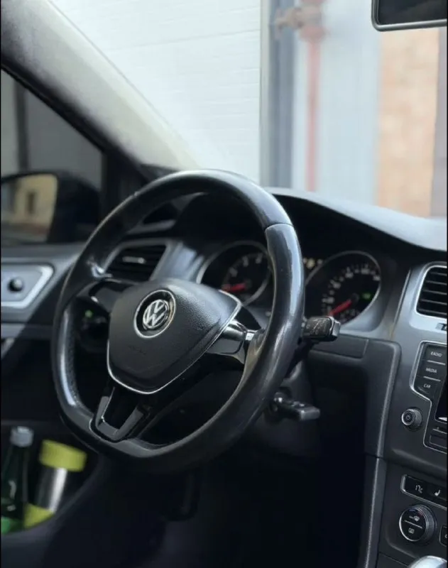 В продаже volkswagen golf 7 tsi 2014 79597021496 тг цена 1.4 млн 🍋 +79597021496 1.2 tsi мотор 110 л по факту больше 140-150 stage 1 3 владельца родной пробег 240 тыс сборка германия система start-stop система autohold парктроники по кругу омыватель фар датчик дождя электрический ручник двухзонный климат-контроль колеса r18 свежая резина. потолок "алькантара" удалён катализатор, установлен пламегаситель, машина прошита. расход по городу с всегда включенным климат-контролем не больше 8л, по трассе 6л. по технической части никаких нареканий свежая резина зима на r18 дисках управляемый выхлоп все стекла кроме лобового оригинал. сухой, без следов запотеваний и течей, подкапотное пространство в отличном состоянии. рулевое управление без люфтов, машина едет плавно. стоит контрактная турбина от 140 сильного golf коробка в отличном состоянии, обслуженная(недавно заменили сцепление и обслужили полностью коробку ходовая в хоро 📲 tg: алекс 📞 звоните: +7(959)7021496 - фотография - 8