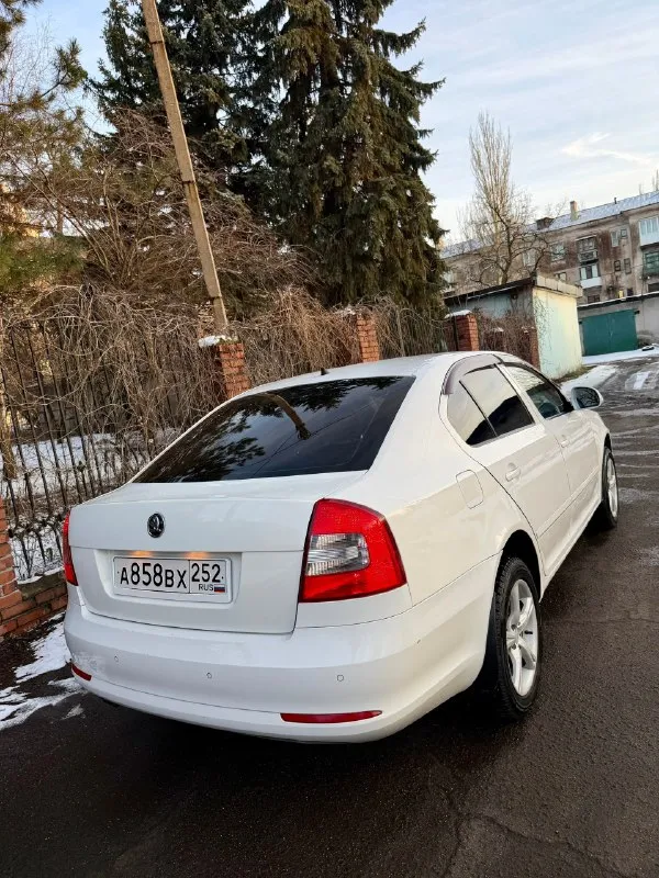 Продам skoda octavia a5 2011 года двигатель 1.8t работает идеально, родной пробег 224 тыс км, авто никогда не было в такси и т. д, хорошая автотека (скину по запросу) коробка автомат 7ми ступенчатый dsg, обслужена и работает как с завода, ходовая перебрана, резина зима практически новая, акб новый, хорошая комплектация: полный эл. стекло пакет, 2х зонный климат контроль, датчик света и дождя, круиз контроль, подогревы сидений, заводские задние парктроники, туманки, заводские линзы в фарах, кузов для своих лет в очень достойном состоянии, ни одна деталь не крутилась, не снималась и не билась, есть окрасы (убирали ваговские болячки) цена 710 000 рублей смотреть в макеевке +79495570537 либо +79920409993 теле2 📞 🇷🇺 звоните: +79495570537 - фотография - 3
