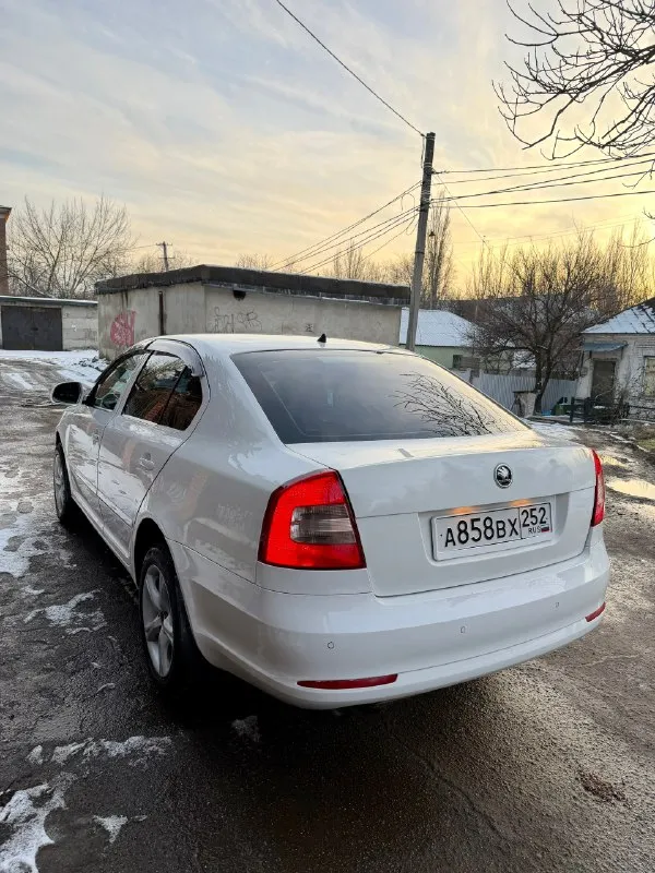 Продам skoda octavia a5 2011 года двигатель 1.8t работает идеально, родной пробег 224 тыс км, авто никогда не было в такси и т. д, хорошая автотека (скину по запросу) коробка автомат 7ми ступенчатый dsg, обслужена и работает как с завода, ходовая перебрана, резина зима практически новая, акб новый, хорошая комплектация: полный эл. стекло пакет, 2х зонный климат контроль, датчик света и дождя, круиз контроль, подогревы сидений, заводские задние парктроники, туманки, заводские линзы в фарах, кузов для своих лет в очень достойном состоянии, ни одна деталь не крутилась, не снималась и не билась, есть окрасы (убирали ваговские болячки) цена 710 000 рублей смотреть в макеевке +79495570537 либо +79920409993 теле2 📞 🇷🇺 звоните: +79495570537 - фотография - 4