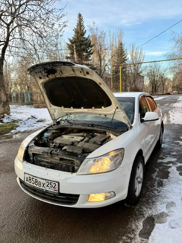 Продам skoda octavia a5 2011 года двигатель 1.8t работает идеально, родной пробег 224 тыс км, авто никогда не было в такси и т. д, хорошая автотека (скину по запросу) коробка автомат 7ми ступенчатый dsg, обслужена и работает как с завода, ходовая перебрана, резина зима практически новая, акб новый, хорошая комплектация: полный эл. стекло пакет, 2х зонный климат контроль, датчик света и дождя, круиз контроль, подогревы сидений, заводские задние парктроники, туманки, заводские линзы в фарах, кузов для своих лет в очень достойном состоянии, ни одна деталь не крутилась, не снималась и не билась, есть окрасы (убирали ваговские болячки) цена 710 000 рублей смотреть в макеевке +79495570537 либо +79920409993 теле2 📞 🇷🇺 звоните: +79495570537 - фотография - 5