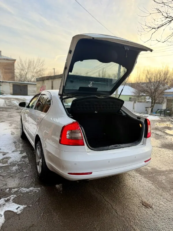 Продам skoda octavia a5 2011 года двигатель 1.8t работает идеально, родной пробег 224 тыс км, авто никогда не было в такси и т. д, хорошая автотека (скину по запросу) коробка автомат 7ми ступенчатый dsg, обслужена и работает как с завода, ходовая перебрана, резина зима практически новая, акб новый, хорошая комплектация: полный эл. стекло пакет, 2х зонный климат контроль, датчик света и дождя, круиз контроль, подогревы сидений, заводские задние парктроники, туманки, заводские линзы в фарах, кузов для своих лет в очень достойном состоянии, ни одна деталь не крутилась, не снималась и не билась, есть окрасы (убирали ваговские болячки) цена 710 000 рублей смотреть в макеевке +79495570537 либо +79920409993 теле2 📞 🇷🇺 звоните: +79495570537 - фотография - 6
