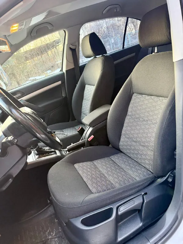 Продам skoda octavia a5 2011 года двигатель 1.8t работает идеально, родной пробег 224 тыс км, авто никогда не было в такси и т. д, хорошая автотека (скину по запросу) коробка автомат 7ми ступенчатый dsg, обслужена и работает как с завода, ходовая перебрана, резина зима практически новая, акб новый, хорошая комплектация: полный эл. стекло пакет, 2х зонный климат контроль, датчик света и дождя, круиз контроль, подогревы сидений, заводские задние парктроники, туманки, заводские линзы в фарах, кузов для своих лет в очень достойном состоянии, ни одна деталь не крутилась, не снималась и не билась, есть окрасы (убирали ваговские болячки) цена 710 000 рублей смотреть в макеевке +79495570537 либо +79920409993 теле2 📞 🇷🇺 звоните: +79495570537 - фотография - 7