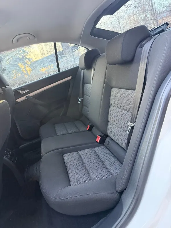 Продам skoda octavia a5 2011 года двигатель 1.8t работает идеально, родной пробег 224 тыс км, авто никогда не было в такси и т. д, хорошая автотека (скину по запросу) коробка автомат 7ми ступенчатый dsg, обслужена и работает как с завода, ходовая перебрана, резина зима практически новая, акб новый, хорошая комплектация: полный эл. стекло пакет, 2х зонный климат контроль, датчик света и дождя, круиз контроль, подогревы сидений, заводские задние парктроники, туманки, заводские линзы в фарах, кузов для своих лет в очень достойном состоянии, ни одна деталь не крутилась, не снималась и не билась, есть окрасы (убирали ваговские болячки) цена 710 000 рублей смотреть в макеевке +79495570537 либо +79920409993 теле2 📞 🇷🇺 звоните: +79495570537 - фотография - 8