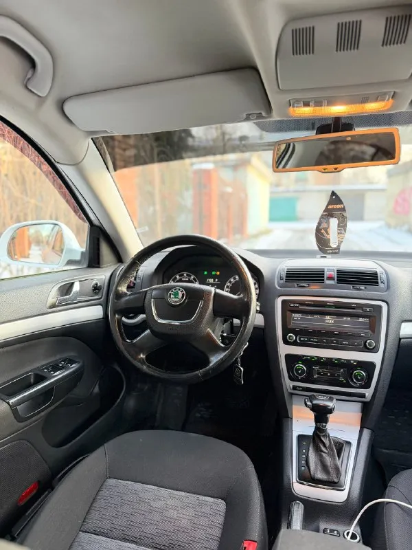 Продам skoda octavia a5 2011 года двигатель 1.8t работает идеально, родной пробег 224 тыс км, авто никогда не было в такси и т. д, хорошая автотека (скину по запросу) коробка автомат 7ми ступенчатый dsg, обслужена и работает как с завода, ходовая перебрана, резина зима практически новая, акб новый, хорошая комплектация: полный эл. стекло пакет, 2х зонный климат контроль, датчик света и дождя, круиз контроль, подогревы сидений, заводские задние парктроники, туманки, заводские линзы в фарах, кузов для своих лет в очень достойном состоянии, ни одна деталь не крутилась, не снималась и не билась, есть окрасы (убирали ваговские болячки) цена 710 000 рублей смотреть в макеевке +79495570537 либо +79920409993 теле2 📞 🇷🇺 звоните: +79495570537 - фотография - 9