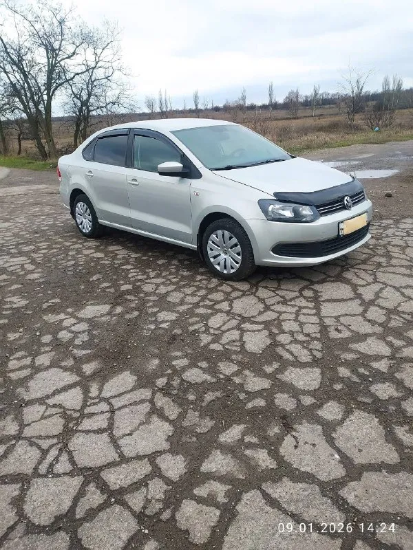 Продам. volkswagen поло седан. 2015 г в. пробег 120000 км. 1 хозяин, родной окрас, стекла родные, зеленая автотека, 2ключа. двигатель 1,6 105 сил, цепной, коробка автомат, 6ст. комплектация кондер, 4 стеклоподъёмника, подогрев сидений, эл. регулировка зеркал, парктроник, камера заднего вида, видеорегистратор, подлокотник, резина зима, подогрев зоны дворников. 💰цена 1150000 руб. торг. енакиево. ☎️ +79494176907 +79495969097. 📞 звоните: +7(949)4176907 - фотография - 1