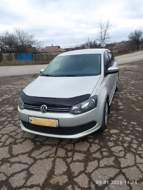 Продам. volkswagen поло седан. 2015 г в. пробег 120000 км. 1 хозяин, родной окрас, стекла родные, зеленая автотека, 2ключа. двигатель 1,6 105 сил, цепной, коробка автомат, 6ст. комплектация кондер, 4 стеклоподъёмника, подогрев сидений, эл. регулировка зеркал, парктроник, камера заднего вида, видеорегистратор, подлокотник, резина зима, подогрев зоны дворников. 💰цена 1150000 руб. торг. енакиево. ☎️ +79494176907 +79495969097. 📞 звоните: +7(949)4176907 - фотография - 2