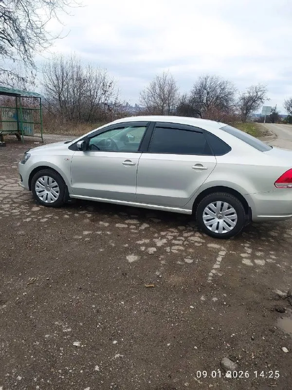 Продам. volkswagen поло седан. 2015 г в. пробег 120000 км. 1 хозяин, родной окрас, стекла родные, зеленая автотека, 2ключа. двигатель 1,6 105 сил, цепной, коробка автомат, 6ст. комплектация кондер, 4 стеклоподъёмника, подогрев сидений, эл. регулировка зеркал, парктроник, камера заднего вида, видеорегистратор, подлокотник, резина зима, подогрев зоны дворников. 💰цена 1150000 руб. торг. енакиево. ☎️ +79494176907 +79495969097. 📞 звоните: +7(949)4176907 - фотография - 3