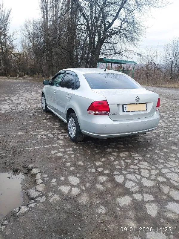 Продам. volkswagen поло седан. 2015 г в. пробег 120000 км. 1 хозяин, родной окрас, стекла родные, зеленая автотека, 2ключа. двигатель 1,6 105 сил, цепной, коробка автомат, 6ст. комплектация кондер, 4 стеклоподъёмника, подогрев сидений, эл. регулировка зеркал, парктроник, камера заднего вида, видеорегистратор, подлокотник, резина зима, подогрев зоны дворников. 💰цена 1150000 руб. торг. енакиево. ☎️ +79494176907 +79495969097. 📞 звоните: +7(949)4176907 - фотография - 4