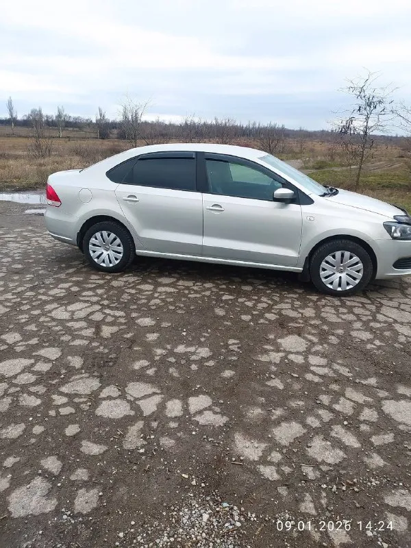 Продам. volkswagen поло седан. 2015 г в. пробег 120000 км. 1 хозяин, родной окрас, стекла родные, зеленая автотека, 2ключа. двигатель 1,6 105 сил, цепной, коробка автомат, 6ст. комплектация кондер, 4 стеклоподъёмника, подогрев сидений, эл. регулировка зеркал, парктроник, камера заднего вида, видеорегистратор, подлокотник, резина зима, подогрев зоны дворников. 💰цена 1150000 руб. торг. енакиево. ☎️ +79494176907 +79495969097. 📞 звоните: +7(949)4176907 - фотография - 5