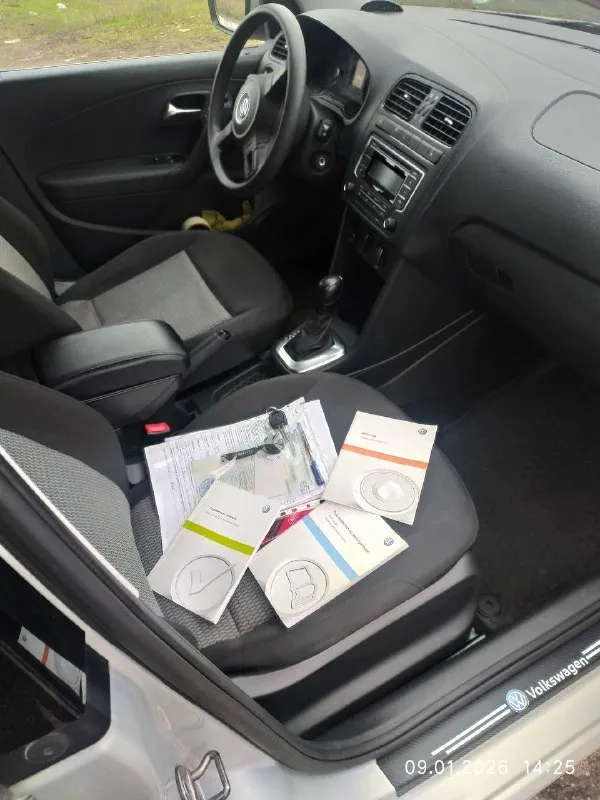 Продам. volkswagen поло седан. 2015 г в. пробег 120000 км. 1 хозяин, родной окрас, стекла родные, зеленая автотека, 2ключа. двигатель 1,6 105 сил, цепной, коробка автомат, 6ст. комплектация кондер, 4 стеклоподъёмника, подогрев сидений, эл. регулировка зеркал, парктроник, камера заднего вида, видеорегистратор, подлокотник, резина зима, подогрев зоны дворников. 💰цена 1150000 руб. торг. енакиево. ☎️ +79494176907 +79495969097. 📞 звоните: +7(949)4176907 - фотография - 8