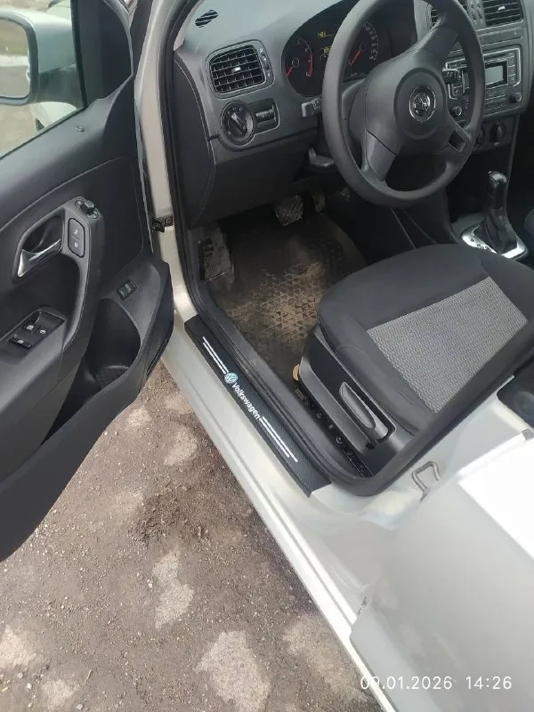 Продам. volkswagen поло седан. 2015 г в. пробег 120000 км. 1 хозяин, родной окрас, стекла родные, зеленая автотека, 2ключа. двигатель 1,6 105 сил, цепной, коробка автомат, 6ст. комплектация кондер, 4 стеклоподъёмника, подогрев сидений, эл. регулировка зеркал, парктроник, камера заднего вида, видеорегистратор, подлокотник, резина зима, подогрев зоны дворников. 💰цена 1150000 руб. торг. енакиево. ☎️ +79494176907 +79495969097. 📞 звоните: +7(949)4176907 - фотография - 9