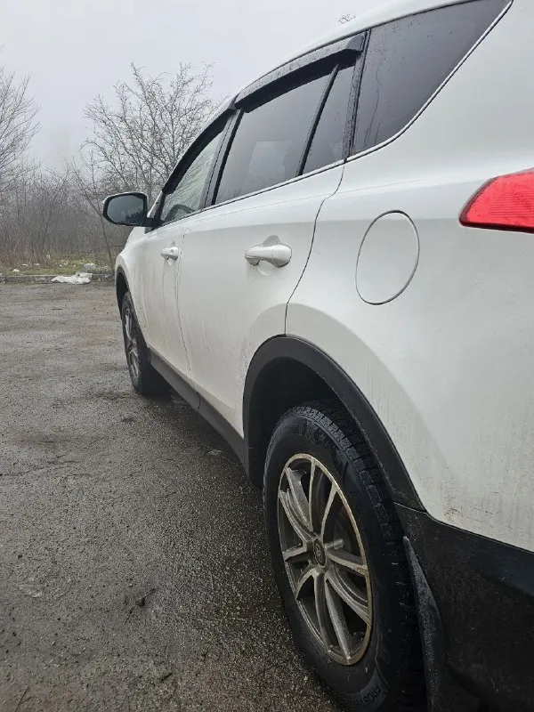 Toyota rav-4 эксплуатация с 2013 года двигатель 2.0 бензин, полный привод 4 wd коробка автомат пробег родной 283000тыс. км автомобиль в достойном состоянии, кузов без дтп и окрасов ! двигатель, коробка, ходовая на 5+, вложения не требует от слова совсем ! с документами полный порядок любой вид оформления ! цена 1.600 звоните остальное по +79497083576 авто в мариуполе 📲 tg: жека 📞 звоните: +7(949)7083576 - фотография - 5