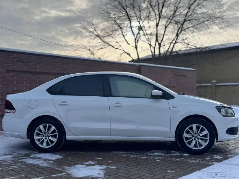 Продам volkswagen polo в отличном состоянии! год выпуска 2015, объём двигателя 1.6 атмосферное. кпп. механика. расход топлива город (7-8л) трасса (5л) 1собственник. любые проверки! пробег 145000км, всё что нужно менялось вовремя, резина лето+ зима. в комплектации: 4 стеклоподъёмника, парктроник, регулировка и подогрев зеркал. подогрев сидений, центральный замок/сигнализация, автозапуск. 2 ключа. . автомобиль не требует вложений. цена 850 000 руб. осмотр в донецке. телефон +7 949 484 37 35 - фотография - 6