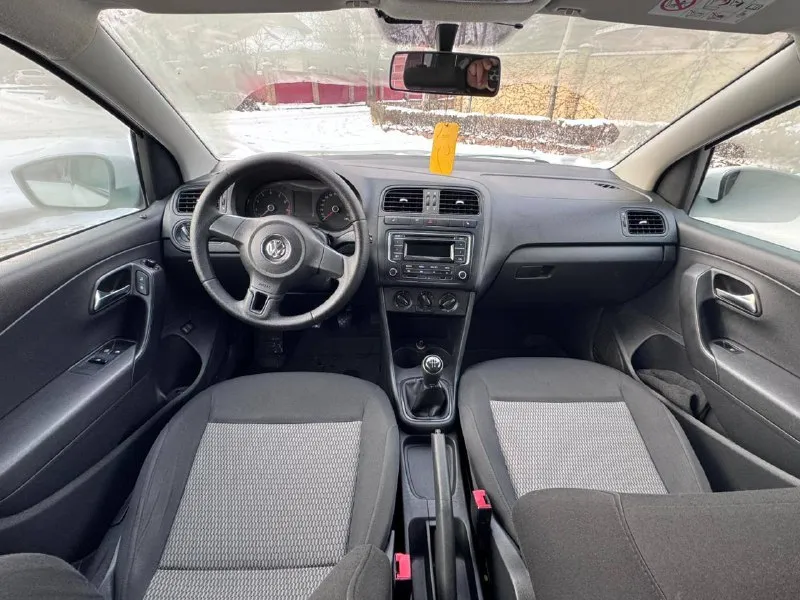 Продам volkswagen polo в отличном состоянии! год выпуска 2015, объём двигателя 1.6 атмосферное. кпп. механика. расход топлива город (7-8л) трасса (5л) 1собственник. любые проверки! пробег 145000км, всё что нужно менялось вовремя, резина лето+ зима. в комплектации: 4 стеклоподъёмника, парктроник, регулировка и подогрев зеркал. подогрев сидений, центральный замок/сигнализация, автозапуск. 2 ключа. . автомобиль не требует вложений. цена 850 000 руб. осмотр в донецке. телефон +7 949 484 37 35 - фотография - 9