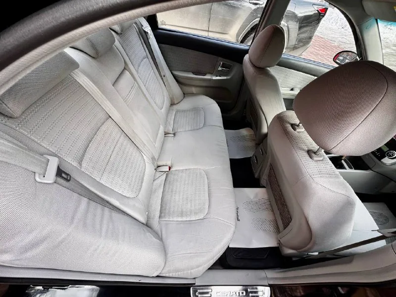 Продам kia cerato 2007 года машина покупаласи при украине родной пробег 203 000 км авто в отличном состоянии вложение абсолютно никакой не требует объем двигателя 1.6 коробка механика пяти ступка комплектация климат контроль четыре стеклоподъемники подогрев переднего заднего стекла ксенон фары новая зимняя резина mp3 магнитофон сервис книжка цена 650000 руб. телефон +7 949 50 999 58 - фотография - 10