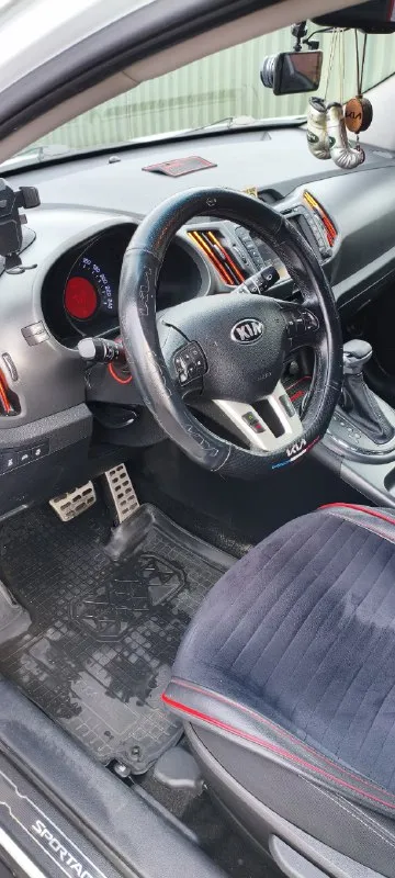 Продам kia sportage 3. Год выпуска 2013г. Акпп. Мотор 2.0. Пробег 196 тыс. Машина ездиет каждый день. Продажа в связи покупкой нового автомобиля. Я хозяин, владею авто 4 года. Замена масла каждые 7 тыс. Корейская сборка (объем заливаемого масла чуть больше чем в других сборках, а значит и двигатель будет ходить дольше). 2 комплекта резины + 2 комплекта титанов. Комплектация: фронтальные подушки, блокировка замков задних дверей, системы abs и ess, крепление кресел isofix / latch, электроусилитель руля, зеркала с обогревом и электроприводом, аудиосистема с cd, usb-выход, разъём aux, розетка 12v, подогрев сидений, система помощи при задней парковке, светодиодные ходовые огни, электрообогрев зоны стеклоочистителей, раздельный климат-контроль, круиз-контроль, мультифункциональный руль, регулируемая рулевая колонка, системы активной безопасности: hac, dbc, esc, vcm, bluetooth. Заменил - блины, пружины, аккумулятор, шаровые, амортизаторы вкруг, радиатор, цепь оригинал менял на
📞 Звоните: +7(949)4170993 - фотография - 4
