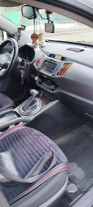 Продам kia sportage 3. Год выпуска 2013г. Акпп. Мотор 2.0. Пробег 196 тыс. Машина ездиет каждый день. Продажа в связи покупкой нового автомобиля. Я хозяин, владею авто 4 года. Замена масла каждые 7 тыс. Корейская сборка (объем заливаемого масла чуть больше чем в других сборках, а значит и двигатель будет ходить дольше). 2 комплекта резины + 2 комплекта титанов. Комплектация: фронтальные подушки, блокировка замков задних дверей, системы abs и ess, крепление кресел isofix / latch, электроусилитель руля, зеркала с обогревом и электроприводом, аудиосистема с cd, usb-выход, разъём aux, розетка 12v, подогрев сидений, система помощи при задней парковке, светодиодные ходовые огни, электрообогрев зоны стеклоочистителей, раздельный климат-контроль, круиз-контроль, мультифункциональный руль, регулируемая рулевая колонка, системы активной безопасности: hac, dbc, esc, vcm, bluetooth. Заменил - блины, пружины, аккумулятор, шаровые, амортизаторы вкруг, радиатор, цепь оригинал менял на
📞 Звоните: +7(949)4170993 - фотография - 6
