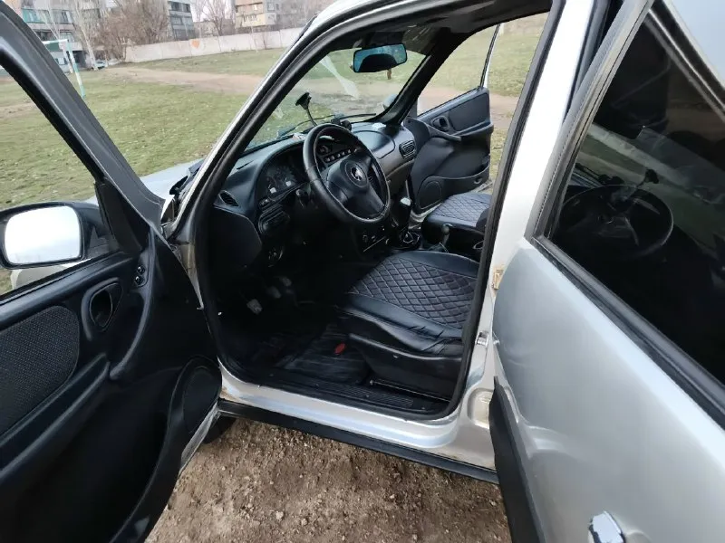 Chevrolet нива, 2011 год, 124к пробег, кондиционер, чехлы экокожа. кпп, мосты, раздатка, двигатель обслужены. подвеска обслужена, новое сцепление. передние тормоза новые. масло от замены до замены (каждые 8 тыс. ). основной свет и птф led, колеса зима 16r на штампах. цена 650 торг у капота. в лс или 79493054746 енакиево 📞 звоните: +7(949)3054746 - фотография - 4