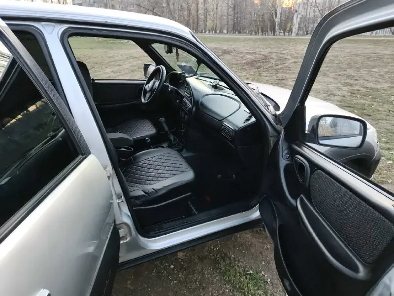 Chevrolet нива, 2011 год, 124к пробег, кондиционер, чехлы экокожа. кпп, мосты, раздатка, двигатель обслужены. подвеска обслужена, новое сцепление. передние тормоза новые. масло от замены до замены (каждые 8 тыс. ). основной свет и птф led, колеса зима 16r на штампах. цена 650 торг у капота. в лс или 79493054746 енакиево 📞 звоните: +7(949)3054746 - фотография - 5