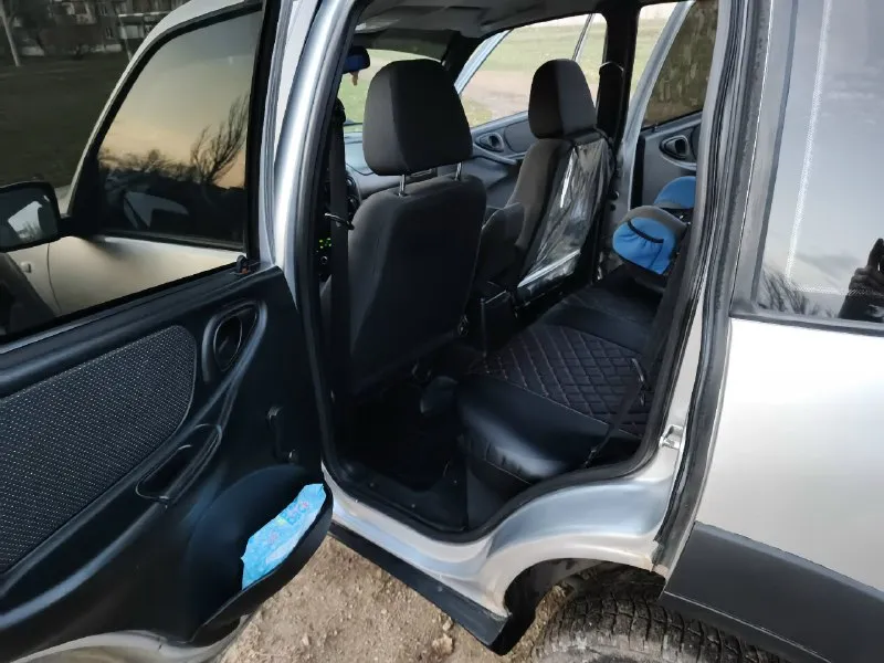 Chevrolet нива, 2011 год, 124к пробег, кондиционер, чехлы экокожа. кпп, мосты, раздатка, двигатель обслужены. подвеска обслужена, новое сцепление. передние тормоза новые. масло от замены до замены (каждые 8 тыс. ). основной свет и птф led, колеса зима 16r на штампах. цена 650 торг у капота. в лс или 79493054746 енакиево 📞 звоните: +7(949)3054746 - фотография - 7