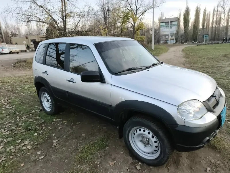 Chevrolet нива, 2011 год, 124к пробег, кондиционер, чехлы экокожа. кпп, мосты, раздатка, двигатель обслужены. подвеска обслужена, новое сцепление. передние тормоза новые. масло от замены до замены (каждые 8 тыс. ). основной свет и птф led, колеса зима 16r на штампах. цена 650 торг у капота. в лс или 79493054746 енакиево 📞 звоните: +7(949)3054746 - фотография - 8