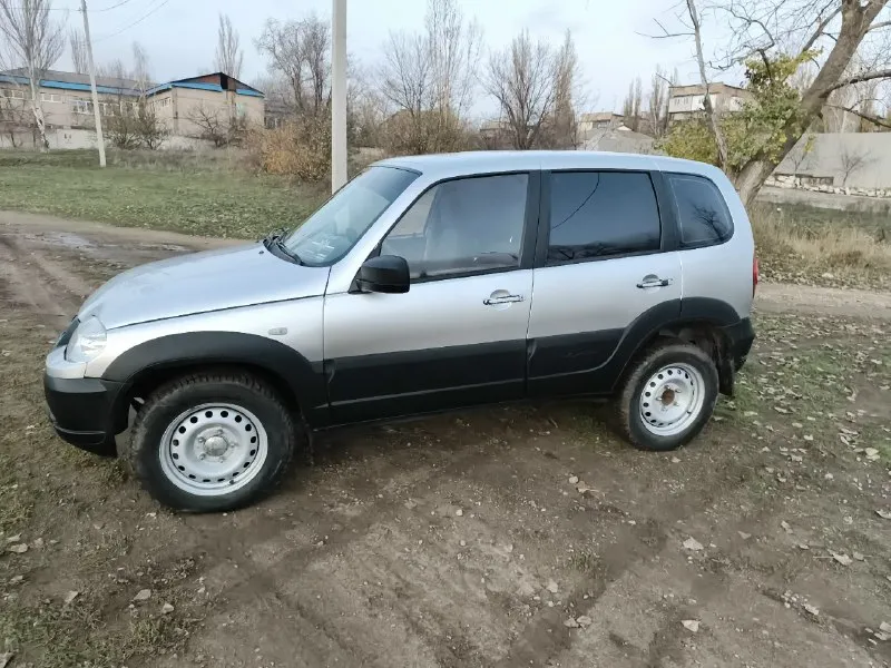 Chevrolet нива, 2011 год, 124к пробег, кондиционер, чехлы экокожа. кпп, мосты, раздатка, двигатель обслужены. подвеска обслужена, новое сцепление. передние тормоза новые. масло от замены до замены (каждые 8 тыс. ). основной свет и птф led, колеса зима 16r на штампах. цена 650 торг у капота. в лс или 79493054746 енакиево 📞 звоните: +7(949)3054746 - фотография - 9