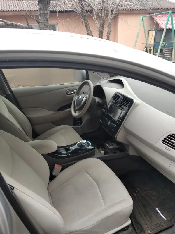 Продам электро nissan leaf 2011г. авто не гнилое, ходовая в хорошем состоянии не скрипит не стучит, есть притертость на переднем бампере (на фото видно). белый салон, камера заднего вида, сенсорная магнитола с блютуз. нужно менять батарею, запас хода на 60км. цена 300.000 тыс. торг! +79493727492 - фотография - 2