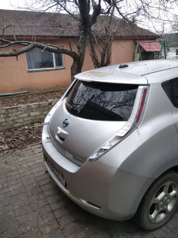 Продам электро nissan leaf 2011г. авто не гнилое, ходовая в хорошем состоянии не скрипит не стучит, есть притертость на переднем бампере (на фото видно). белый салон, камера заднего вида, сенсорная магнитола с блютуз. нужно менять батарею, запас хода на 60км. цена 300.000 тыс. торг! +79493727492 - фотография - 3