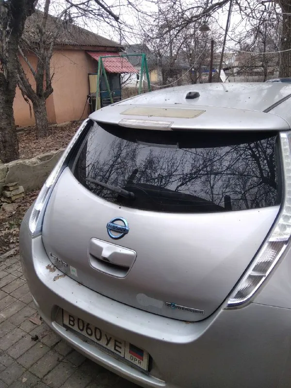 Продам электро nissan leaf 2011г. авто не гнилое, ходовая в хорошем состоянии не скрипит не стучит, есть притертость на переднем бампере (на фото видно). белый салон, камера заднего вида, сенсорная магнитола с блютуз. нужно менять батарею, запас хода на 60км. цена 300.000 тыс. торг! +79493727492 - фотография - 4