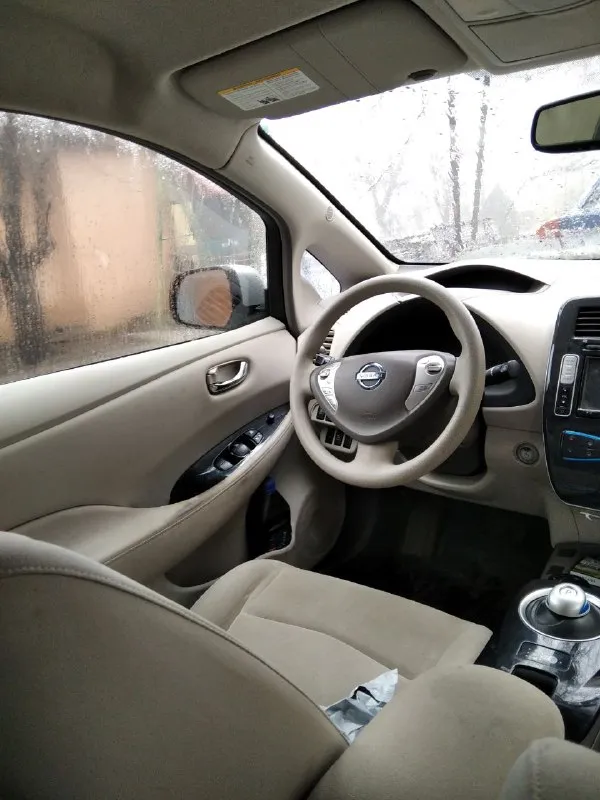 Продам электро nissan leaf 2011г. авто не гнилое, ходовая в хорошем состоянии не скрипит не стучит, есть притертость на переднем бампере (на фото видно). белый салон, камера заднего вида, сенсорная магнитола с блютуз. нужно менять батарею, запас хода на 60км. цена 300.000 тыс. торг! +79493727492 - фотография - 5
