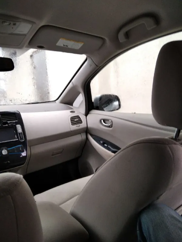 Продам электро nissan leaf 2011г. авто не гнилое, ходовая в хорошем состоянии не скрипит не стучит, есть притертость на переднем бампере (на фото видно). белый салон, камера заднего вида, сенсорная магнитола с блютуз. нужно менять батарею, запас хода на 60км. цена 300.000 тыс. торг! +79493727492 - фотография - 6