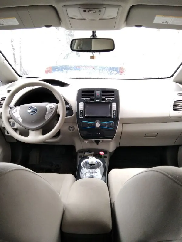 Продам электро nissan leaf 2011г. авто не гнилое, ходовая в хорошем состоянии не скрипит не стучит, есть притертость на переднем бампере (на фото видно). белый салон, камера заднего вида, сенсорная магнитола с блютуз. нужно менять батарею, запас хода на 60км. цена 300.000 тыс. торг! +79493727492 - фотография - 7