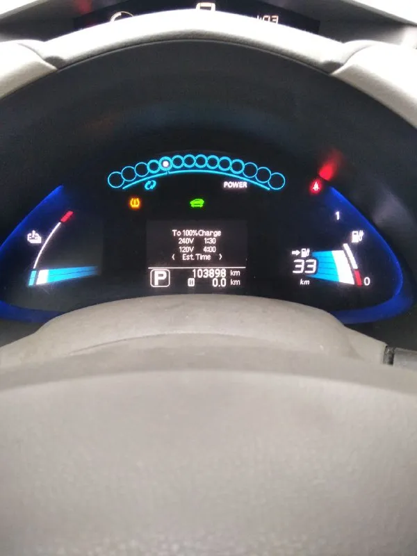 Продам электро nissan leaf 2011г. авто не гнилое, ходовая в хорошем состоянии не скрипит не стучит, есть притертость на переднем бампере (на фото видно). белый салон, камера заднего вида, сенсорная магнитола с блютуз. нужно менять батарею, запас хода на 60км. цена 300.000 тыс. торг! +79493727492 - фотография - 8