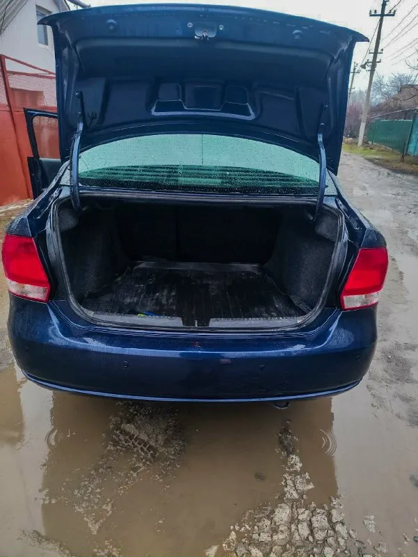 Продажа от собственника volkswagen polo 2012 год, двигатель cfna 1.6 простой и лёгкий в обслуживании, коробка автомат, работает хорошо. жирная комплектация с климат контролем(что редкость), подогревом передних сидений, электростеклоподъемниками на 4 стекла. пробег на авто оригинальный не скрученный поэтому 286.000 км. на авто ездила жена, с ребёнком. во владении 2 года, машина обслуживалась всегда вовремя замена масла и фильтров каждые 6-7 тысяч километров, недавно заменено: масло в акпп около 10 тысяч назад со снятием поддона, заменена была задняя балка, заменено лобовое стекло, да и так много чего делалось по машине. родной окрас. без дтп. на ходу каждый день, кондей работает, печка греет. установлена сигнализация с автозапуском, 2 ключа. цена 810.000 руб. в придачу отдам новые диски (ifree апероль) с летней резиной. + комплект для установки с неё же. небольшой торг на бензин. кому дорого покупайте со скрученным пробегом😉на смотрины не выезжаю, любые проверки пров 📞 звоните: +7(949)0044586 - фотография - 5