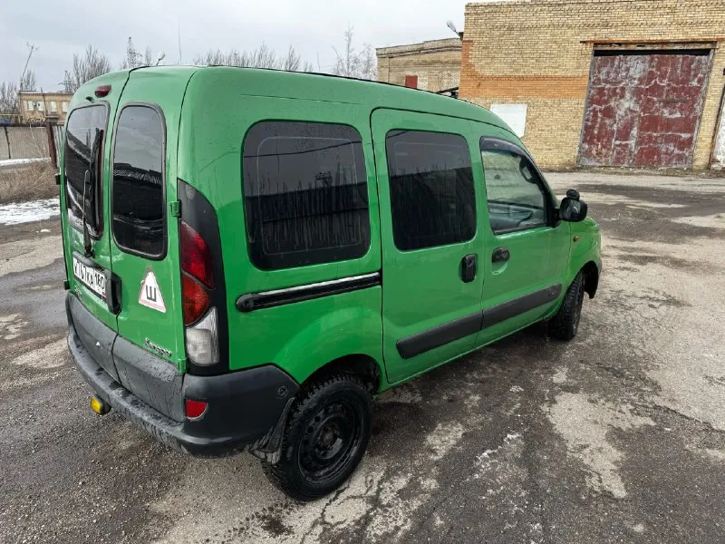 Продам renault kangoo 🔹год выпуска: 2001 🔹пробег: 313 тыс 🔹двигатель: 1.9 tdi (с турбиной ) 🔹коробка передач: механика 🔹привод: передний в продаже renault кенго, машина в рабочем состоянии, не использовалась в коммерческий целях, двигатель работает отлично, кпп в норме, ходовка перебрана ( новые шаровые, новая полуось справа, новый левый шрус, поменяны опоры стойки амортизатора, поменяны сайлент блоки рычагов, новые рулевые тяги ) на 300 тыс была заменена турбина, стартер, ремень грм, ролики, так же были заменены сайлент блоки задней балки, по кузову есть небольшая вмятина(видно на фото), установлен предпусковой подогрев тосола, поменяно масло-фильтра 300 км назад, любые переоформления (я собственник) все остальные вопросы по телефону 📲 +79493286822 евгений машина находится в горловке цена 360 тыс рублей (небольшой торг) 📞 звоните: +7(949)3286822 - фотография - 4