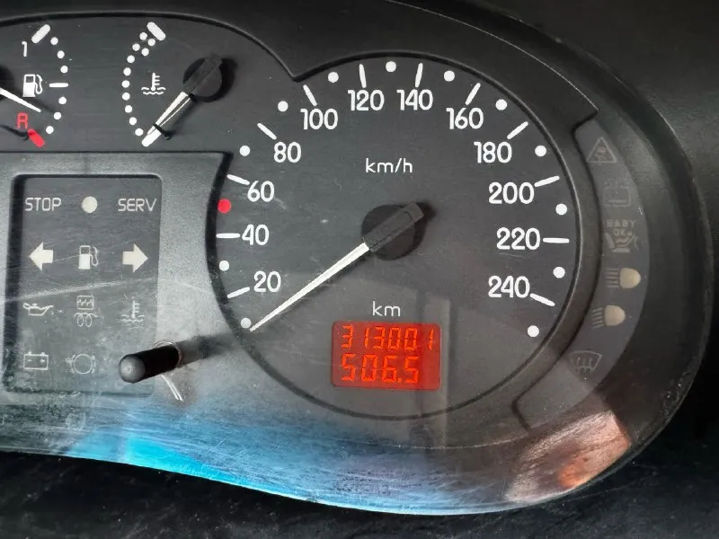 Продам renault kangoo 🔹год выпуска: 2001 🔹пробег: 313 тыс 🔹двигатель: 1.9 tdi (с турбиной ) 🔹коробка передач: механика 🔹привод: передний в продаже renault кенго, машина в рабочем состоянии, не использовалась в коммерческий целях, двигатель работает отлично, кпп в норме, ходовка перебрана ( новые шаровые, новая полуось справа, новый левый шрус, поменяны опоры стойки амортизатора, поменяны сайлент блоки рычагов, новые рулевые тяги ) на 300 тыс была заменена турбина, стартер, ремень грм, ролики, так же были заменены сайлент блоки задней балки, по кузову есть небольшая вмятина(видно на фото), установлен предпусковой подогрев тосола, поменяно масло-фильтра 300 км назад, любые переоформления (я собственник) все остальные вопросы по телефону 📲 +79493286822 евгений машина находится в горловке цена 360 тыс рублей (небольшой торг) 📞 звоните: +7(949)3286822 - фотография - 8