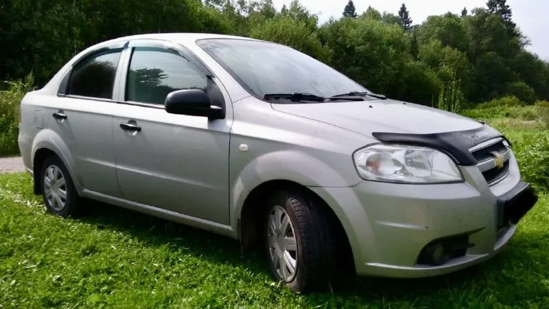 Срочно очень срочно авео 2008г. автомат. цена 430.тыс. руб. торг у капота. авто в хорошем состоянии вложений не требует. мотор работают отлично не дымит не троит, тянет супер, коробка самый обычный автомат айсин. переключает идеально без пеньков толчков рывков нет не чего. ходовая в порядке. кузов без гнили и ржавчины, но мелкие какие-то сколы царапинки конечно есть. не чего критичного. салон в хорошем состоянии. кондиционер работает, печка греет, эл. теклоподьемники, гур, подушки безопасности, сигнализация с автозапуском, новая зимняя резина.2пары ключей, документы в полном порядке юредически чистая любое переоформление. осмотр донецк. +79493114199 - фотография - 3