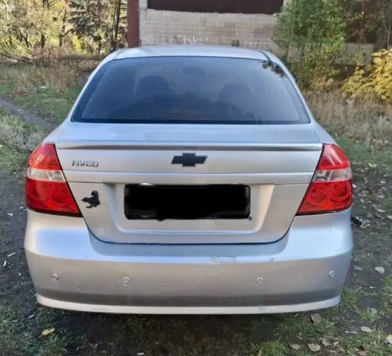 Срочно очень срочно авео 2008г. автомат. цена 430.тыс. руб. торг у капота. авто в хорошем состоянии вложений не требует. мотор работают отлично не дымит не троит, тянет супер, коробка самый обычный автомат айсин. переключает идеально без пеньков толчков рывков нет не чего. ходовая в порядке. кузов без гнили и ржавчины, но мелкие какие-то сколы царапинки конечно есть. не чего критичного. салон в хорошем состоянии. кондиционер работает, печка греет, эл. теклоподьемники, гур, подушки безопасности, сигнализация с автозапуском, новая зимняя резина.2пары ключей, документы в полном порядке юредически чистая любое переоформление. осмотр донецк. +79493114199 - фотография - 4